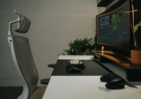 איך לשבת נכון מול מחשב: עקרונות לישיבה בריאה ונוחה